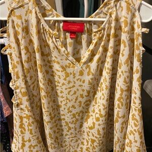 Jennifer Lopez Cream and Gold Patterned Top Size XLarge